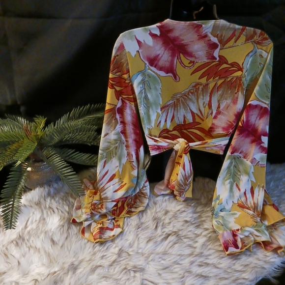 Floral Wrap top sz sm - Picture 4 of 5